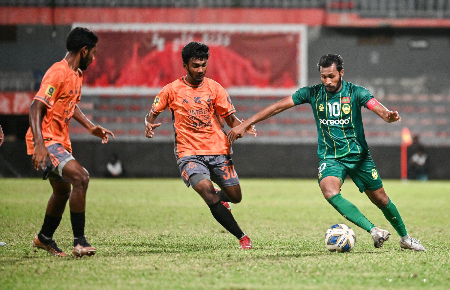 މާޒިޔާގެ ހަމްޒާ (ކ) އަތުން ބޯޅަ ހޯދަން އީގަލްސްގެ ކުޅުންތެރިން މަސައްކަތް ކުރަނީ --- ފޮޓޯ: ފަޔާޒު މޫސާ | މިހާރު