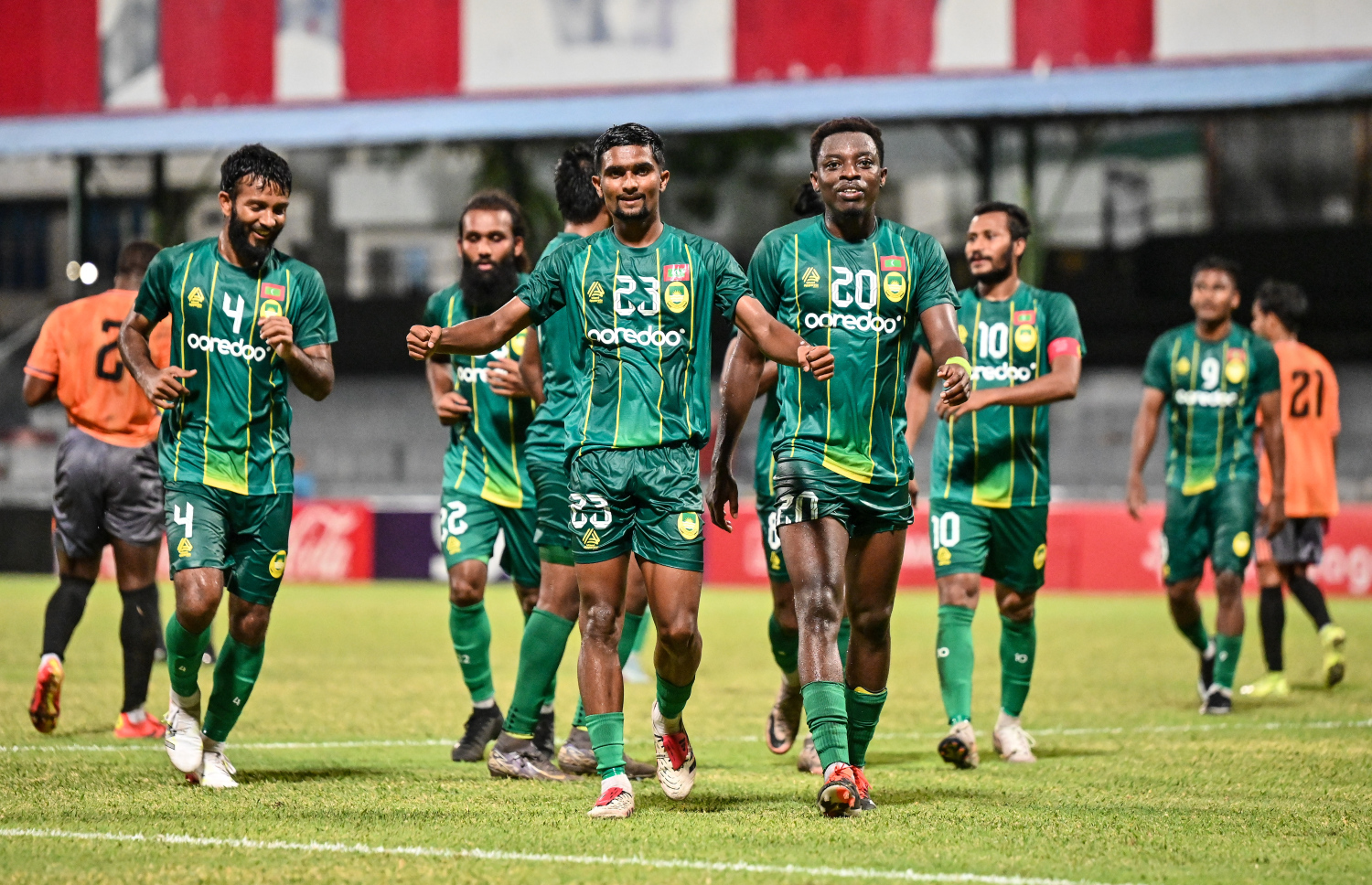 ޗެރިޓީ ޝީލްޑް މެޗުގެ މޮޅު ކުޅުންތެރިޔާގެ މަގާމު ހޯދި މާޒިޔާގެ އައިހަމް، އެ ޓީމުގެ އެހެން ކުޅުންތެރިންނާ އެކު އުފާފާޅު ކުރަނީ.---- ފޮޓޯ: ފަޔާޒު މޫސާ | މިހާރު