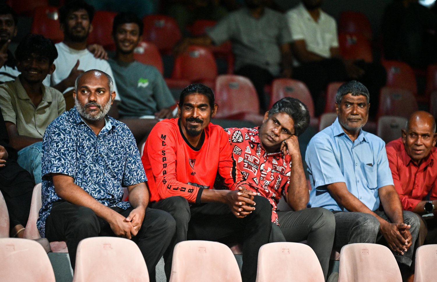 މާޒިޔާ އާއި އީގަލްސް ކުޅުނު ޗެރިޓީ ޝީލްޑް މެޗު ބެލުމަށް ގަލޮޅު ދަނޑަށް މީހުން ވަދެ އިށީނދެގެން.--- ފޮޓޯ: ފަޔާޒު މޫސާ | މިހާރު