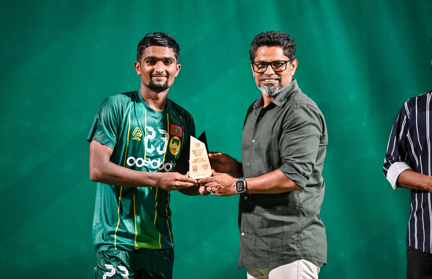 ޗެރިޓީ ޝީލްޑް މެޗުގެ މޮޅު ކުޅުންތެރިޔާގެ މަގާމު ހޯދި މާޒިޔާގެ އައިހަމް އަށް ހަނދާނީ ފިލާ ދެނީ.--- ފޮޓޯ: ފަޔާޒު މޫސާ | މިހާރު