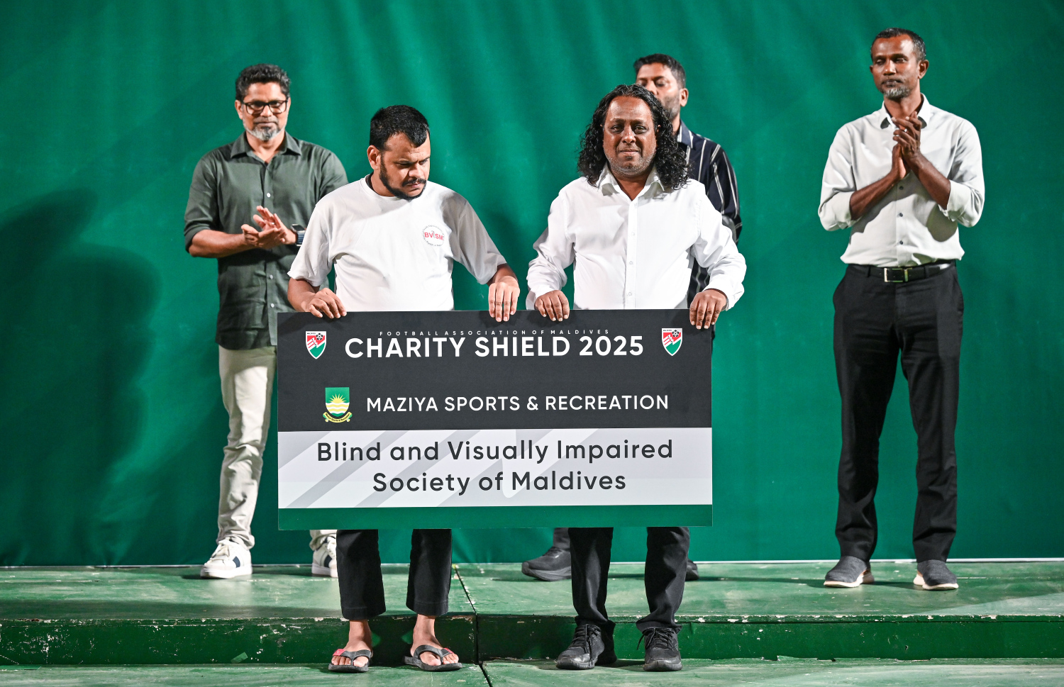 ޗެރިޓީ ޝީލްޑާ އެކު، މާޒިޔާ އަށް އިނާމު ފައިސާގެ ގޮތުގައި ލިބުނު 100،000ރ. ގެ ތެރެއިން ބައެއް، ލޯފަން މީހުންގެ ޖަމިއްޔާ (ބީވީއައިއެސްއެމް) އަށް ހަދިޔާ ކުރަނީ.--- ފޮޓޯ: ފަޔާޒު މޫސާ | މިހާރު