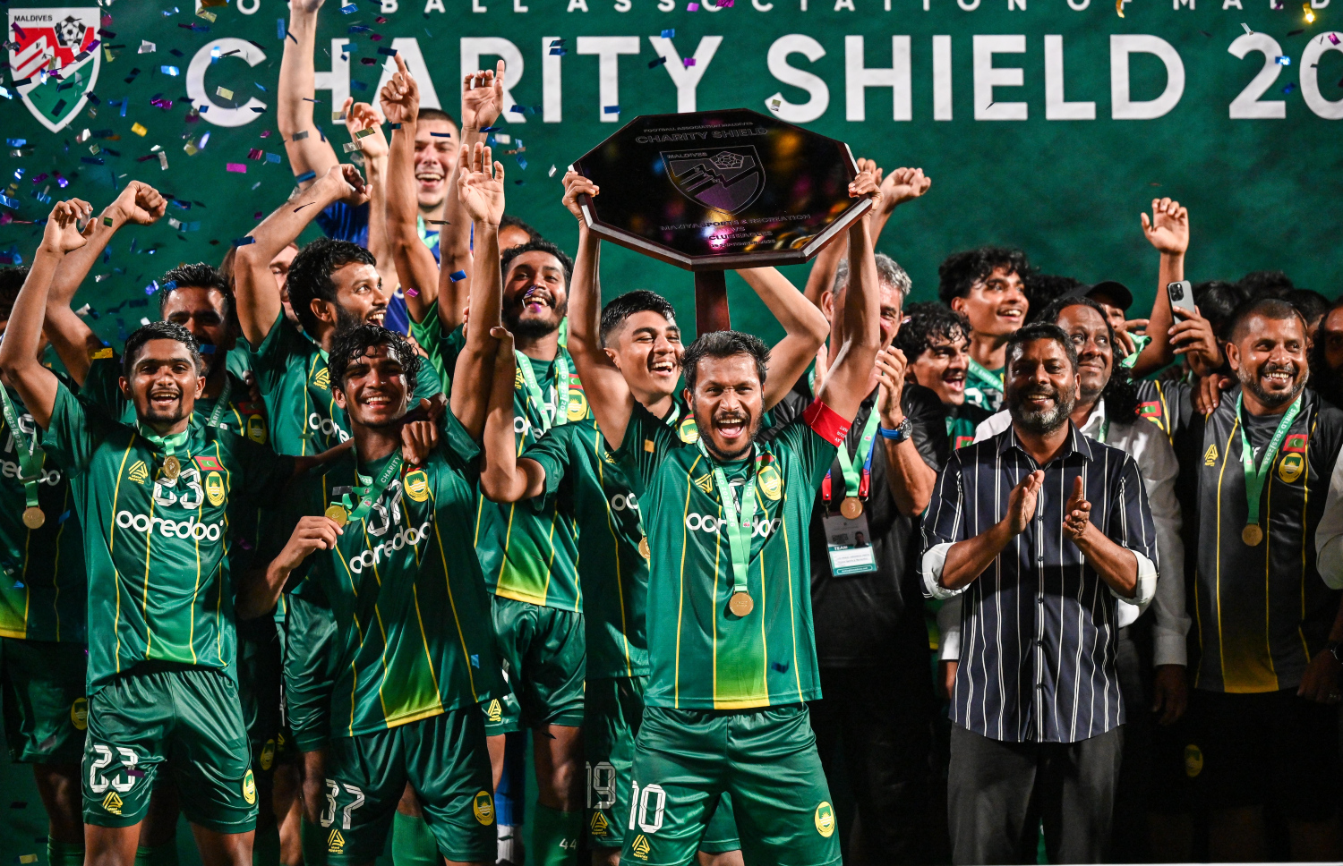 އީގަލްސް ބަލިކޮށް އެފްއޭއެމް ޗެރިޓީ ޝީލްޑް ކާމިޔާބު ކުރުމަށް ފަހު، މާޒިޔާގެ ކުޅުންތެރިން އައްޑަނައާ އެކު އުފާފާޅު ކުރަނީ.--- ފޮޓޯ: ފަޔާޒު މޫސާ | މިހާރު