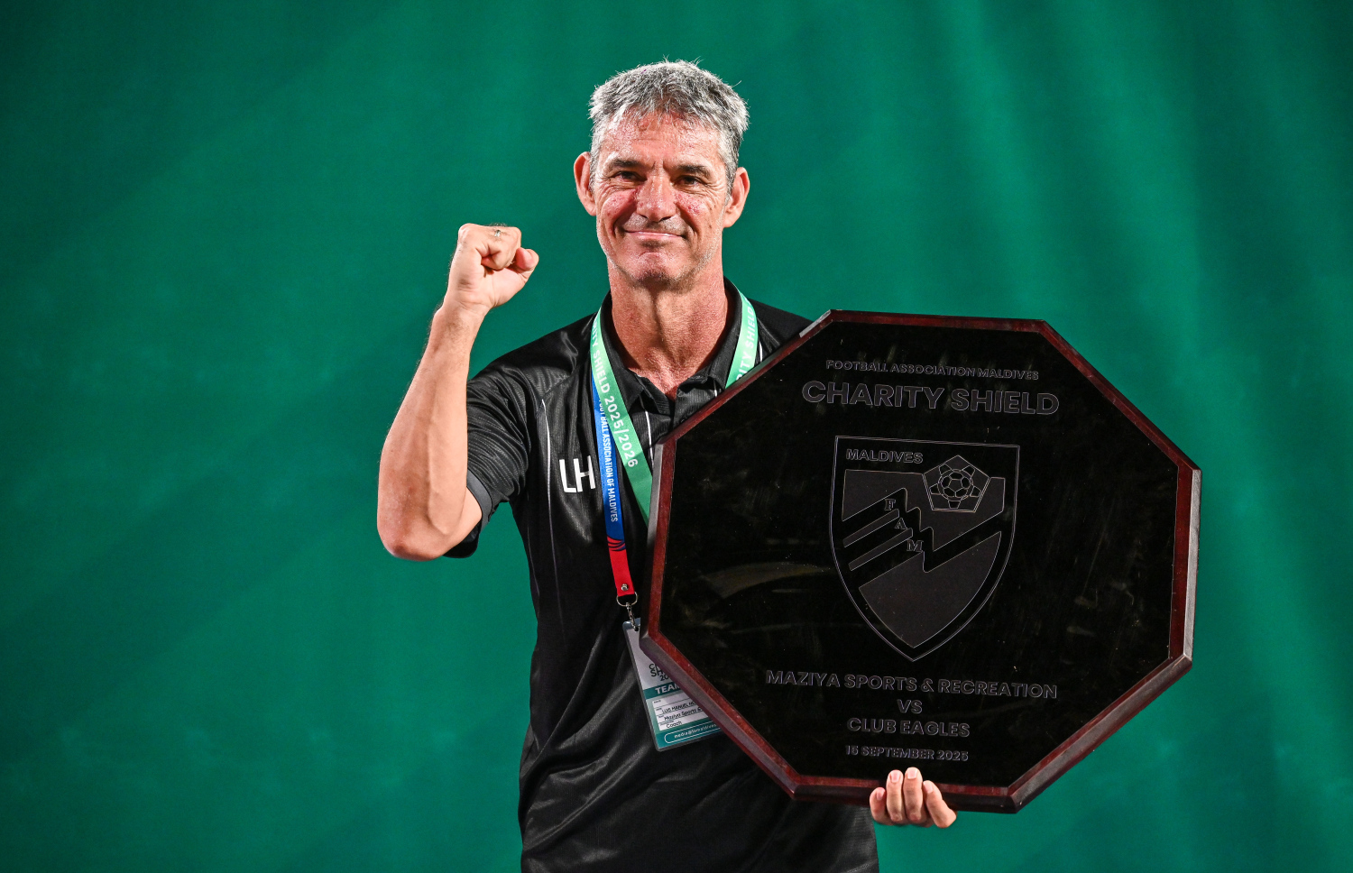 އީގަލްސް ބަލިކޮށް އެފްއޭއެމް ޗެރިޓީ ޝީލްޑް ކާމިޔާބު ކުރުމަށް ފަހު، މާޒިޔާގެ ކޯޗު ލުއިސްމާ ހެނާންޑޭޒް ޝީލްޑާ އެކު، ފޮޓޯއަކަށް ހުއްޓިގެން.--- ފޮޓޯ: ފަޔާޒު މޫސާ | މިހާރު