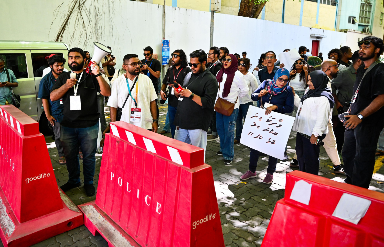 މީޑިއާ ބިލާ ދެކޮޅަށް ނޫސްވެރިންގެ މަޖިލިސް ދޮށުގައި މުޒާހަރާ ކުރަނީ-- ފޮޓޯ: ނިޝާން އަލީ | މިހާރު