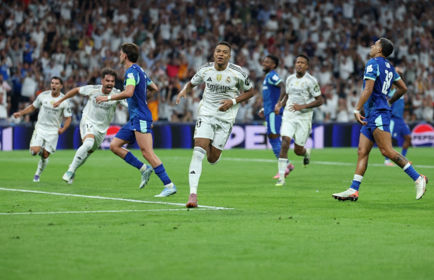 އެމްބާޕޭ (މ) ލަނޑެއް ޖެހުމަށް ފަހު އުފާފާޅުކުރަނީ.-- ފޮޓޯ: އޭއެފްޕީ