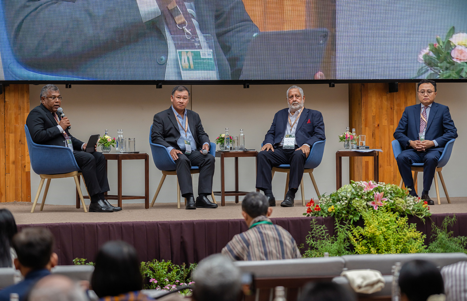 ބޫޓާނުގައި ބޭއްވި އޭބީއޭ ކޮންފަރެންސްގައި ބީއެމްއެލްގެ ސީއީއޯ މުހައްމަދު ޝަރީފު ބައިވެރިވެވަޑައިގަންނަވަނީ. -- ފޮޓޯ:ބީއެމްއެލް