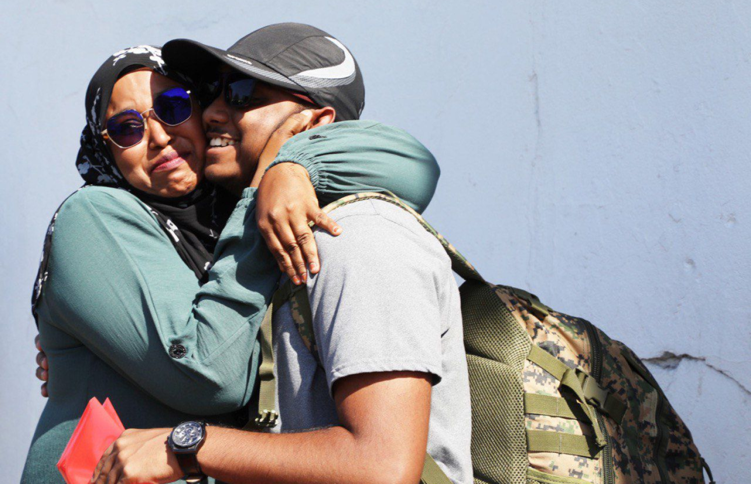 ނޭޝަނަލް ސާވިސް ޕްރޮގްރާމްގެ ބައިވެރިއަކު މާފިލާފުއްޓަށް ތަމްރީނުތަކަށް އިއްޔެ ފުރުމުގެ ކުރިން އާއިލާ މީހަކާ ބައްދާލަނީ: ތިން މަސް ދުވަހުގެ ތަމްރީނު ހަދާއިރު ކޮންމެ މަހަކު 6،000ރ. ގެ އިނާޔަތެއް އެ އިން ކޮންމެ މީހަކަށް ސަރުކާރުން ދޭނެ.---ފޮޓޯ: ޑިފެންސް މިނިސްޓްރީ