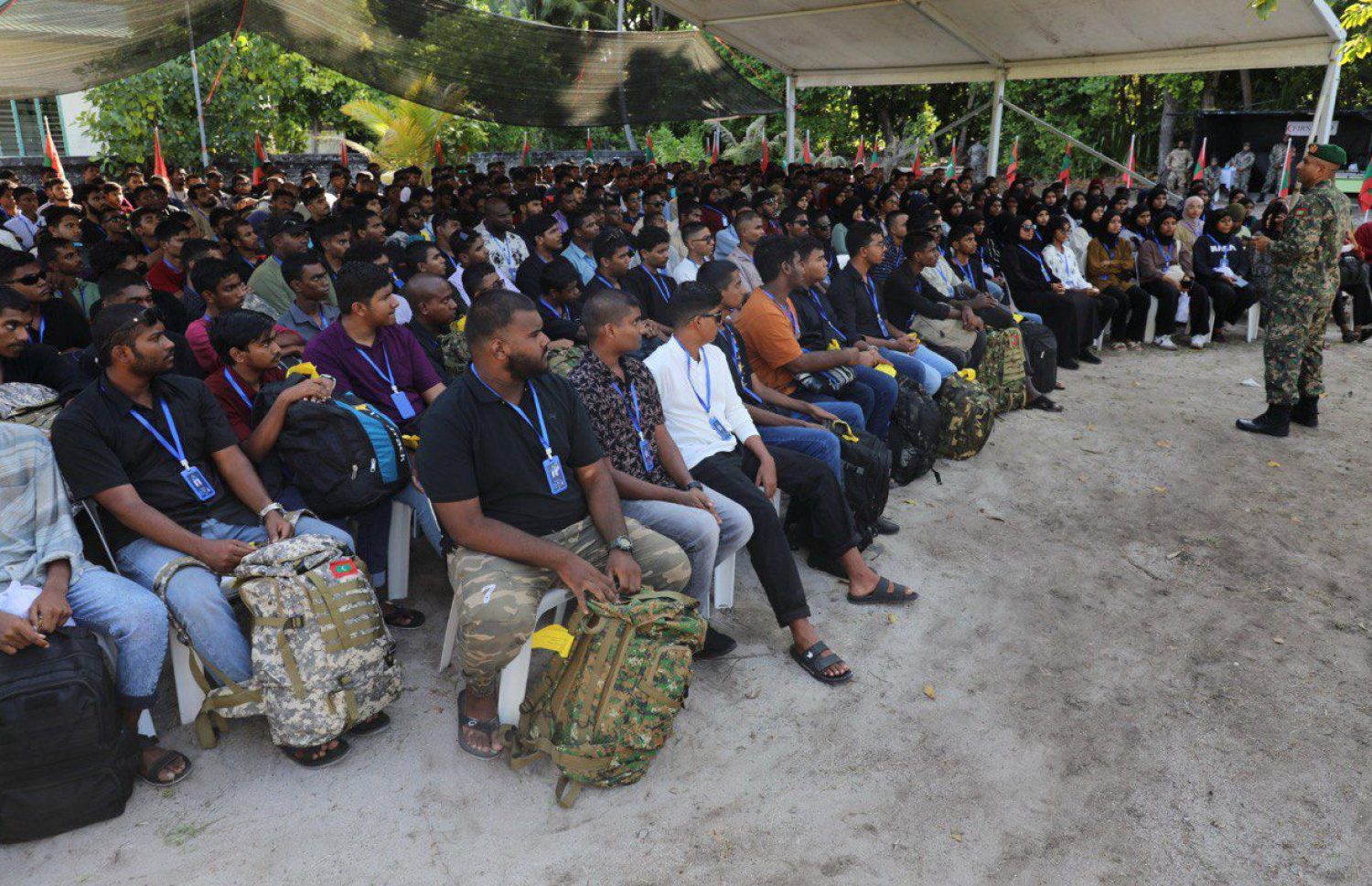 ނޭޝަނަލް ސާވިސް ޕްރޮގްރާމްގެ ފުރަތަމަ ބެޗުގެ މީހުން މާފިލާފުށީގައި: ސިފައިންގެ ބެލުމުގެ ދަށުން ތިން މަސް ދުވަހުގެ ތަމްރީނު އެ ރަށުގައި ހަދާނެ.---ފޮޓޯ: ޑިފެންސް މިނިސްޓްރީ