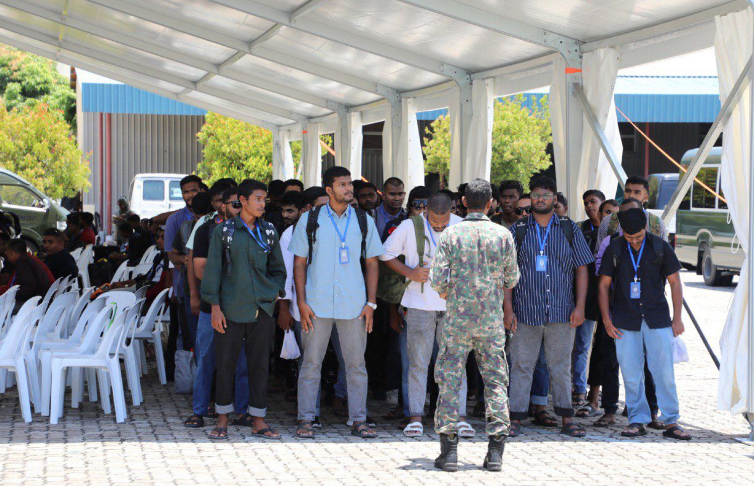 ނޭޝަނަލް ސާވިސް ޕްރޮގްރާމްގެ ފުރަތަމަ ބެޗުގެ މީހުން މާފިލާފުށީގައި: ފުރަތަމަ ބެޗުގައި ހިމެނެނީ 343 މީހުން.---ފޮޓޯ: ޑިފެންސް މިނިސްޓްރީ