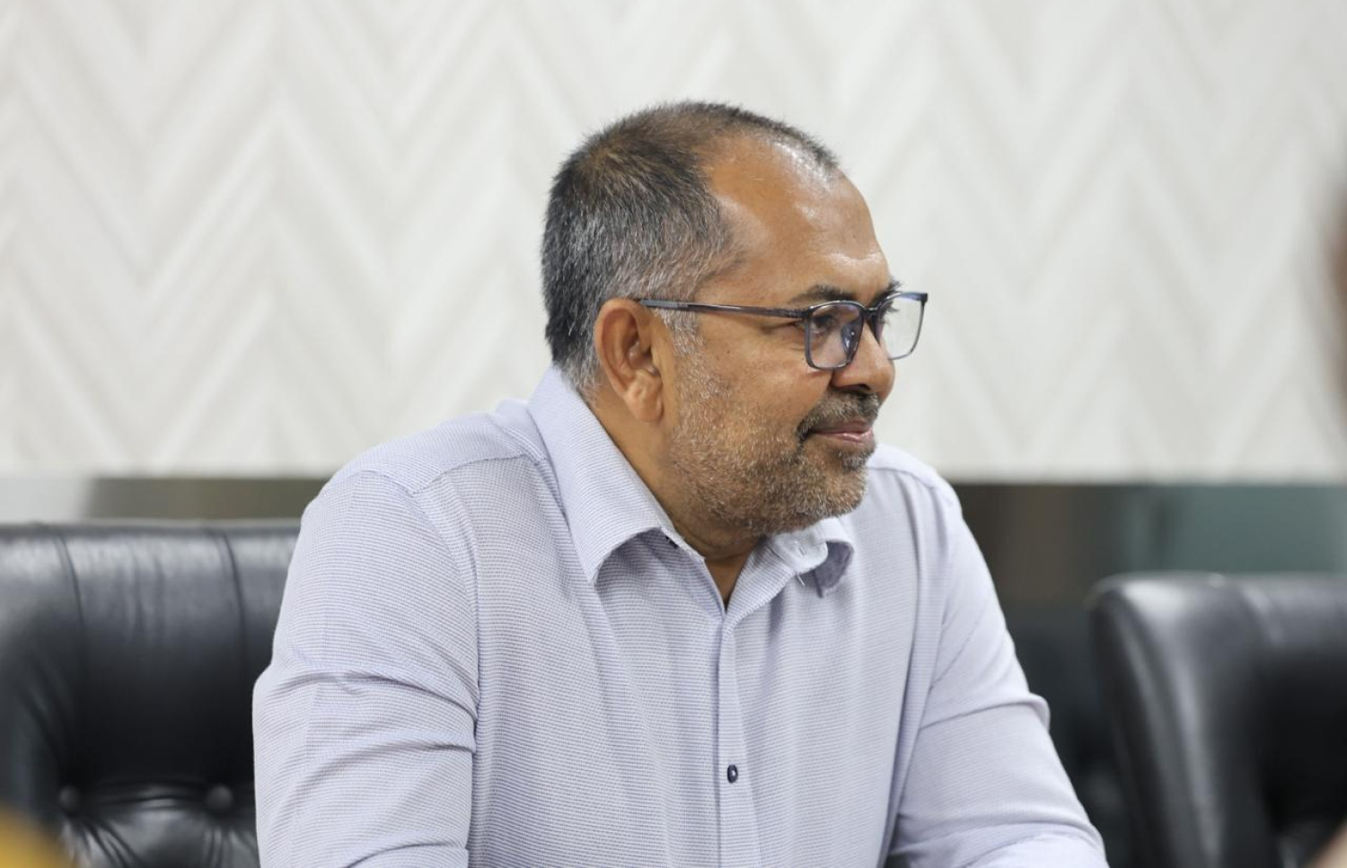 ފިނޭންސް މިނިސްޓަރު މޫސާ ޒަމީރު އިންޑިއާގެ ހައި ކޮމިޝަނަރު ޖީ. ބާލަސުބްރަމާނިއަން އެކު ބޭއްވި ބައްދަލުވުމުގައި. -- ފޮޓޯ: ފިނޭންސް މިނިސްޓްރީ