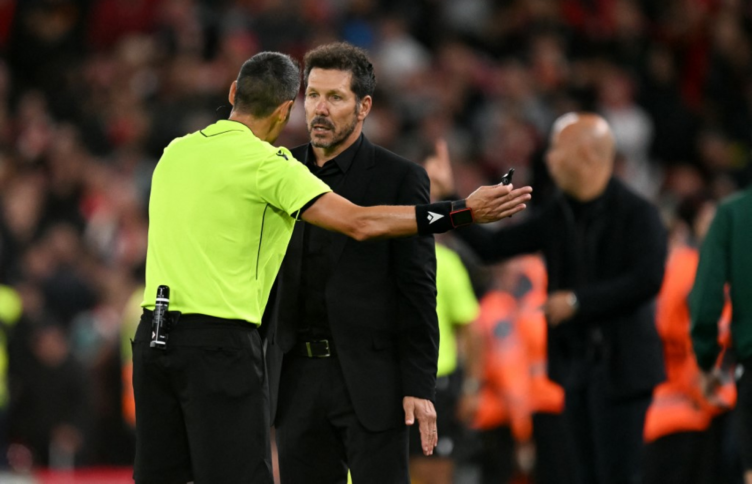 ރެފްރީ ސިމިއޯނީއަށް ރަތް ކާޑު ދެއްކުމަށް ފަހު. -- ފޮޓޯ: އޭއެފްޕީ