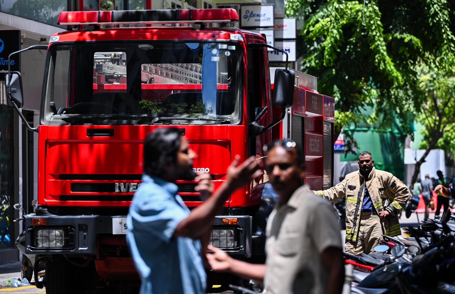 ބާސެލޯ ނަސަންދުރަ ކައިރީގައި ހުރި ކުނިތަކެއްގެ ރޯވުމުން އަލިފާން ނިއްވަން އެތަނަށް ދިޔަ ފަޔަ އެންޑް ރެސްކިއުގެ ވެހިކަލެއް. -- ފޮޓޯ: ފަޔާޒް މޫސާ / މިހާރު