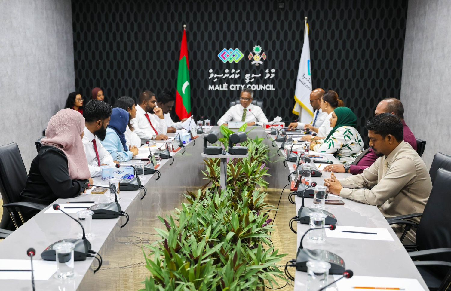 މާލޭ ސިޓީ ކައުންސިލުން ބޭއްވި ބައްދަލުވުމެއްގައި ކައުންސިލަރުން ބައިވެރިވަނީ.-- ފޮޓޯ: ސިޓީ ކައުންސިލް