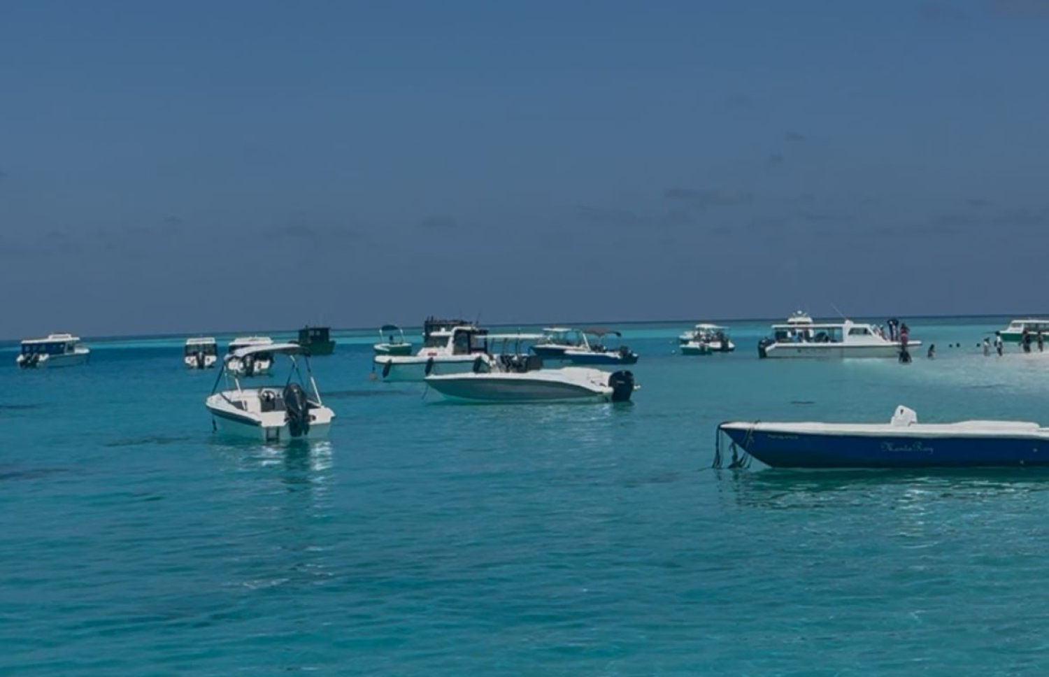 ވ. ފުލިދޫ ފަޅުގައި ލޯންޗުތައް އަޅާފައި.-- ފޮޓޯ: މިހާރު