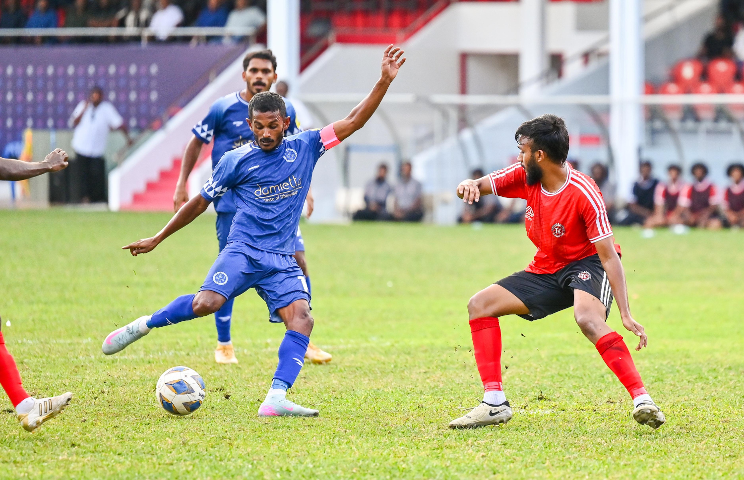 ނިއުގެ ސެންޓޭ ޓީސީގެ ގޯލަށް ހަމަލާއެއް ފޮނުވާލަނީ، އޭނާ ވަނީ މެޗުގައި ދެ ގޯލު ޖަހައިފަ.-- ފޮޓޯ: ފަޔާޒް މޫސާ/ މިހާރު