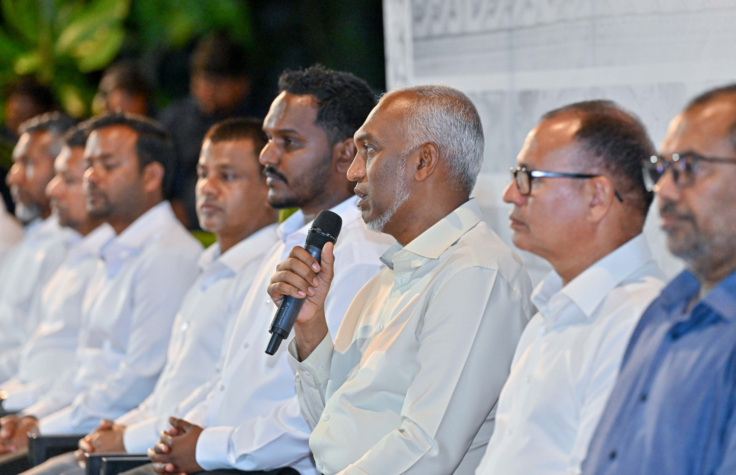 ވ. ތިނަދޫ ރައްޔިތުންނާއެކު ބޭއްވި ބައްދަލުވުމުގައި ރައީސް ޑރ. މުހައްމަދު މުއިއްޒު ވާހަކަ ދައްކަވަނީ.-- ފޮޓޯ: ރައީސް އޮފީސް