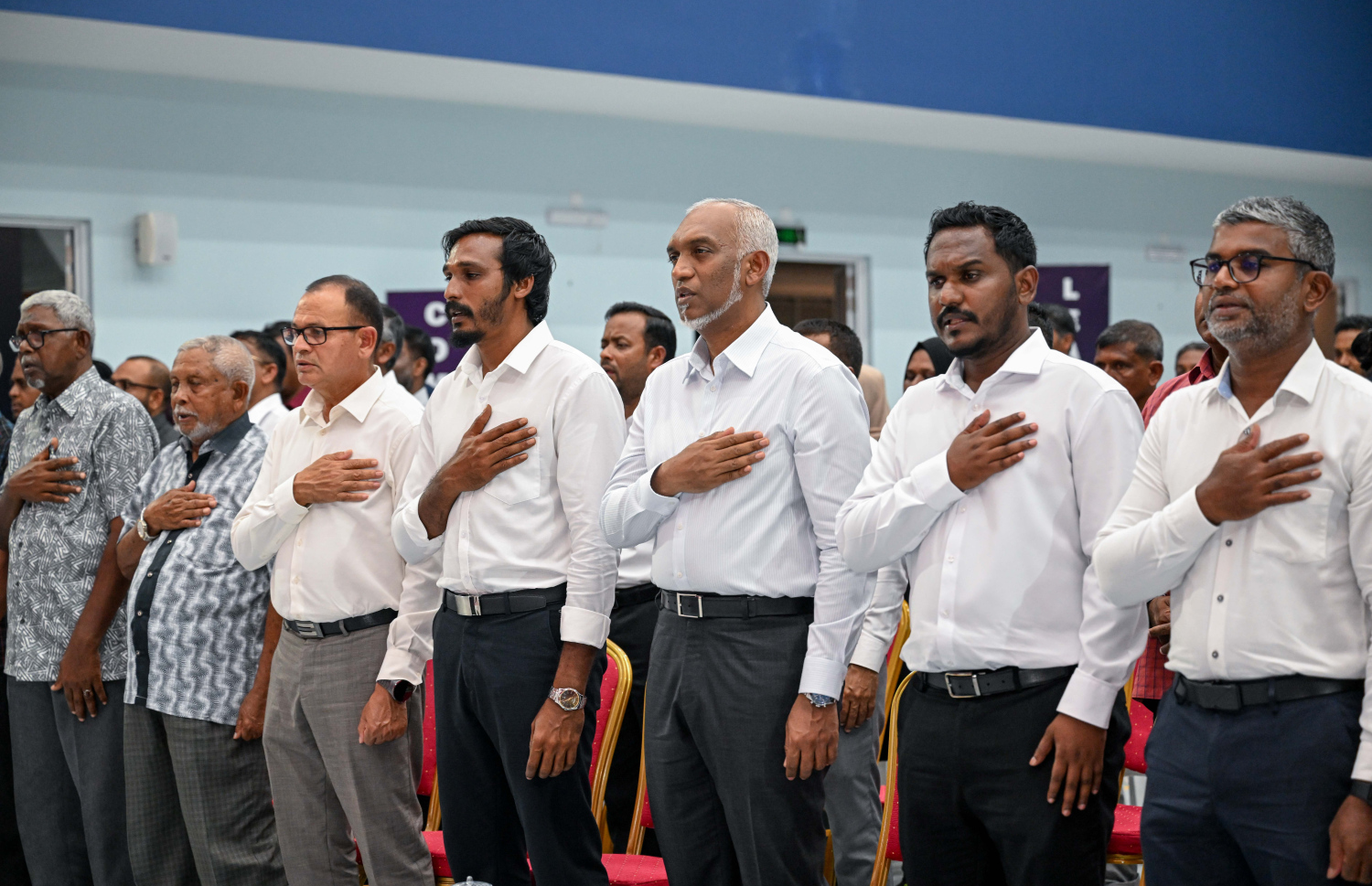 ފެލިދޫގެ ރައްޔިތުންނާ އެކު ރައީސް މުއިއްޒު ރޭ ބޭއްވެވި ޖަލްސާ އަށް ފަހު، އެހެން ބޭފުޅުންނާ އެކު ގައުމީ ސަލާމަށް ތައްޔާރުވެވަވަޑައިގެން.---ފޮޓޯ: ރައީސް އޮފީސް