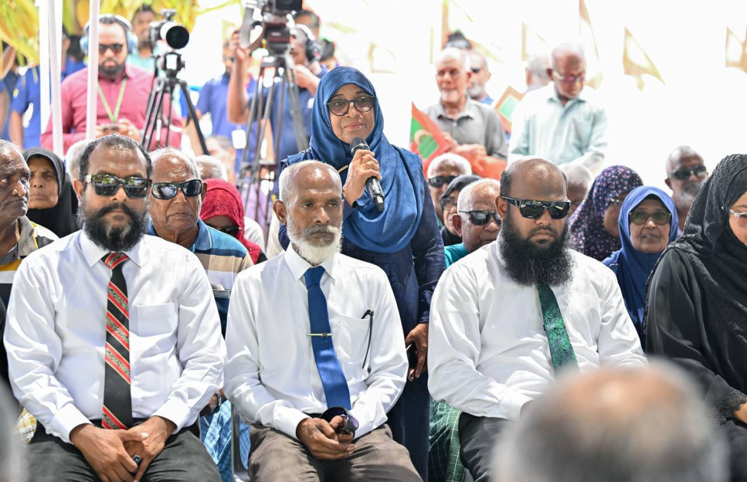 ރައީސްއާ އެކު އޮތް ބައްދަލުވުމުގައި ރަކީދޫ މީހަކު ވާހަކަ ދައްކަނީ. -- ފޮޓޯ | މިހާރު