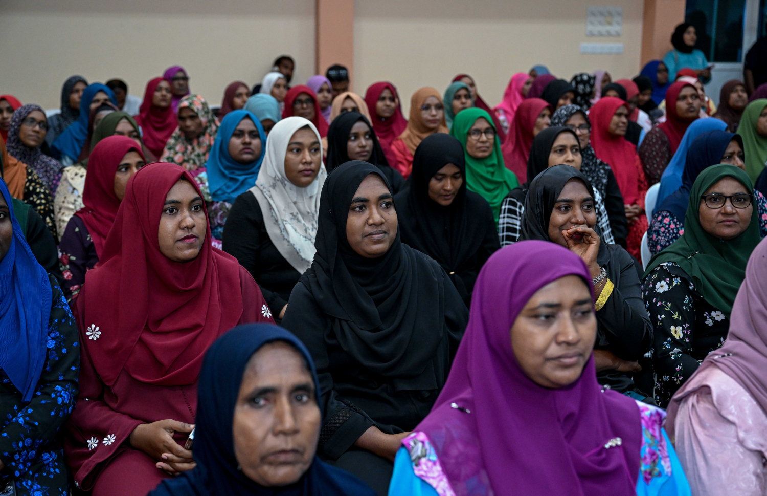 ރައީސް މުއިއްޒު ނިލަންދޫގެ ރައްޔިތުންނާ ބައްދަލުކުރައްވަން ރޭ ބޭއްވި ޖަލްސާ އަށް ހާޒިރުވި ބައެއް މީހުން.---ފޮޓޯ: ރައީސް އޮފީސް