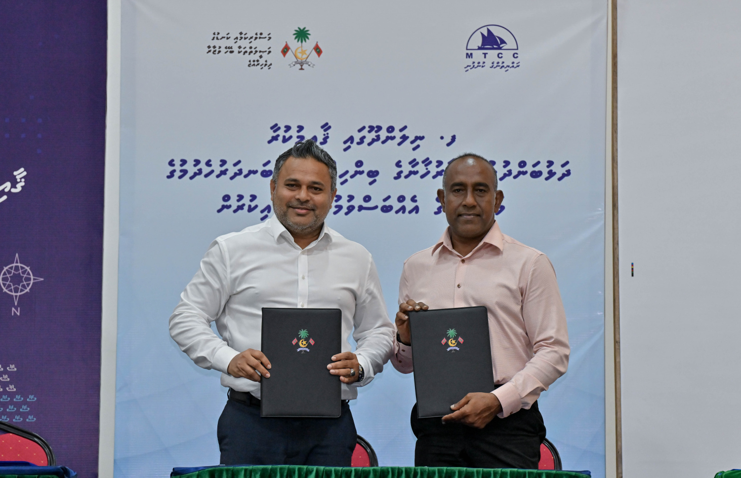 ނިލަންދޫގައި ދަޅުމަސް ބަންދުކުރުމަށްޓަކައި ފެކްޓަރީ ހަދަން ބޭނުންވާ ބިން ހިއްކުމާއި އެ ރަށުގެ ބަނދަރު ހެދުމުގެ މަސައްކަތް އެމްޓީސީސީއާ ހަވާލު ކުރުމަށް ފަހު، މިނިސްޓަރު ޝިޔާމާއި އެ ކުންފުނީގެ އެމްޑީ ސައުދީ ފޮޓޯއަކަށް ހުއްޓިވަޑައިގެން.---ފޮޓޯ: ރައީސް އޮފީސް