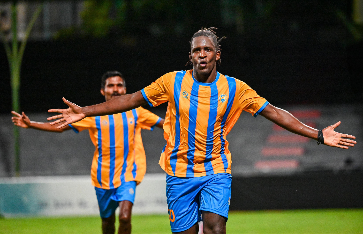 ވެލެންސިއާގެ ދެވަނަ ގޯލު ޖެހުމަށް ފަހު ބިދޭސީ ފޯވާޑް އަބޫބަކާ ސީލާ؛ އޭނާ ލަނޑު ޖެހީ އީތަން ނަގައިދިން ހުރަހަކުން.-- ފޮޓޯ: ފަޔާޒް މޫސާ/ މިހާރު