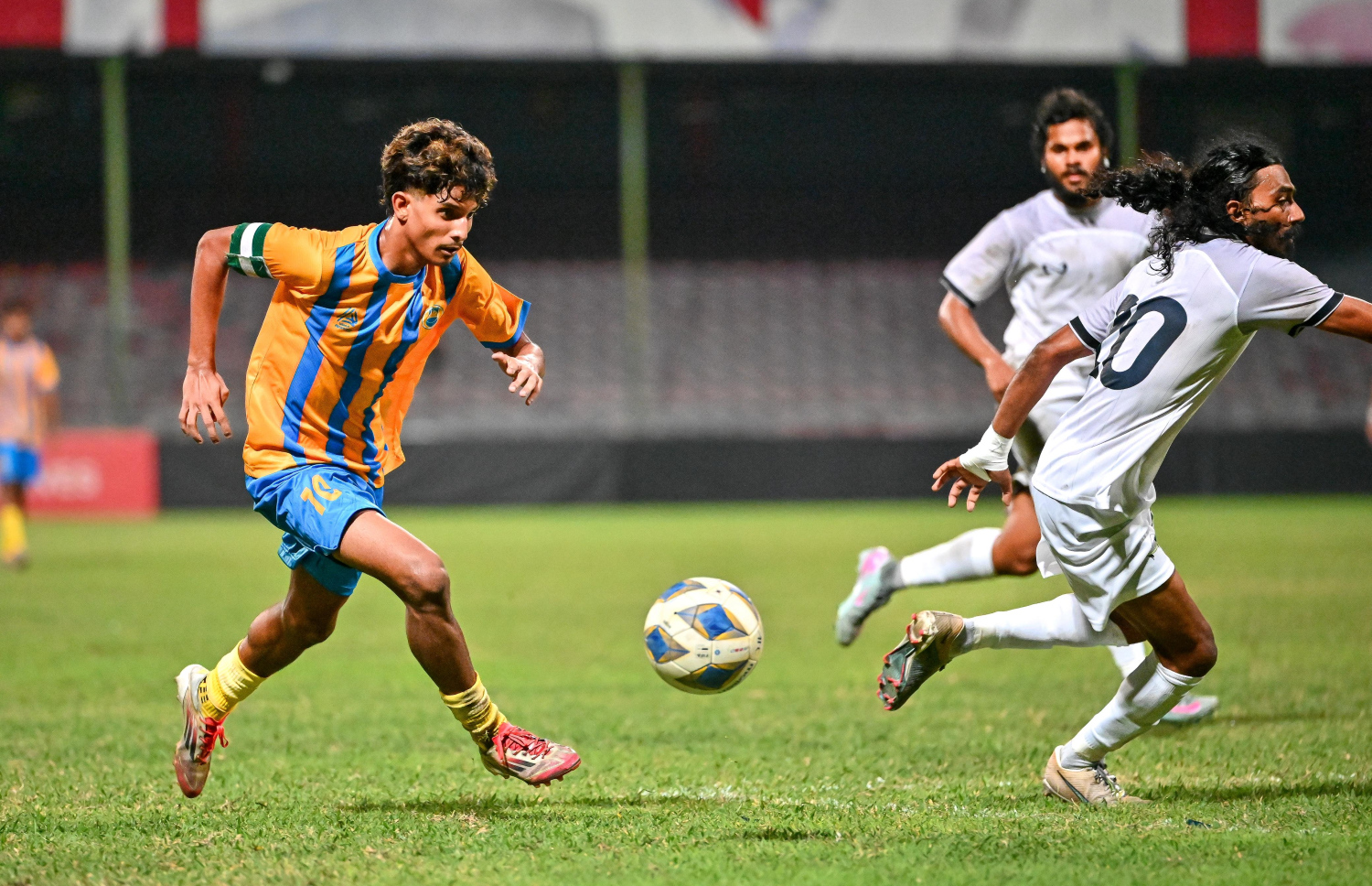 ވެލެންސިއާގެ ކެޕްޓަން އީތަން، ބޯޅަ ހިފައިގެން ކުރިއަށް ދަނީ؛ އީތަން ވަނީ މި މެޗުގައި ގޯލެއް ޖަހައި އެސިސްޓެއް ވެސް ކޮށްފަ.-- ފޮޓޯ: ފަޔާޒް މޫސާ/ މިހާރު