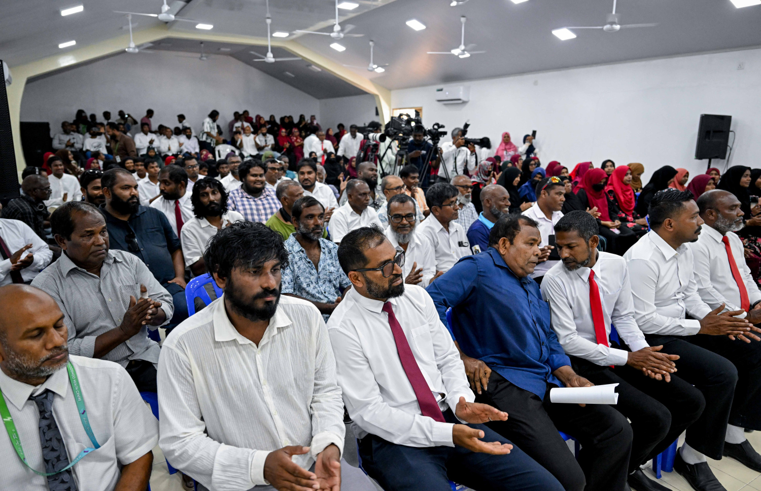 މަގޫދޫގެ ރައްޔިތުންގެ ޝަކުވާތައް އަޑުއެއްސެވުމަށް ރައީސް މުއިއްޒު މިއަދު އެ ރަށުގައި ބޭއްވި ބައްދަލުވުމަށް ހާޒިރުވި މީހުން.---ފޮޓޯ: ރައީސް އޮފީސް