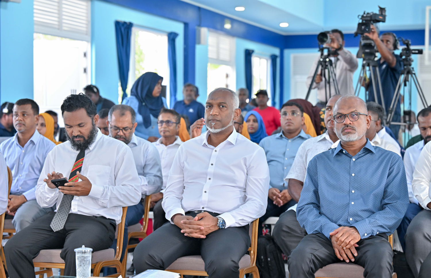 ރައީސް މުއިއްޒު ދިއްގަރު ރައްޔިޔުންނާ ބައްދަލުކުރައްވަން މިއަދު ބޭއްވި ޖަލްސާގައި އެ ދާއިރާގެ މަޖިލިސް މެމްބަރު ނާޒިމާ އެކު ބައިވެރިވެވަޑައިގަންނަވަނީ.---ފޮޓޯ: ރައީސް އޮފީސް