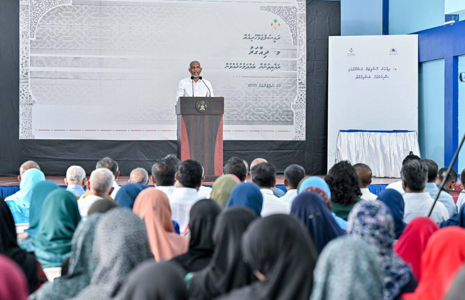 ރައީސް މުއިއްޒު، ދިއްގަރު ރައްޔިތުންނާ ބައްދަލުކުރައްވަނީ. -- ފޮޓޯ | ރައީސް އޮފީސް