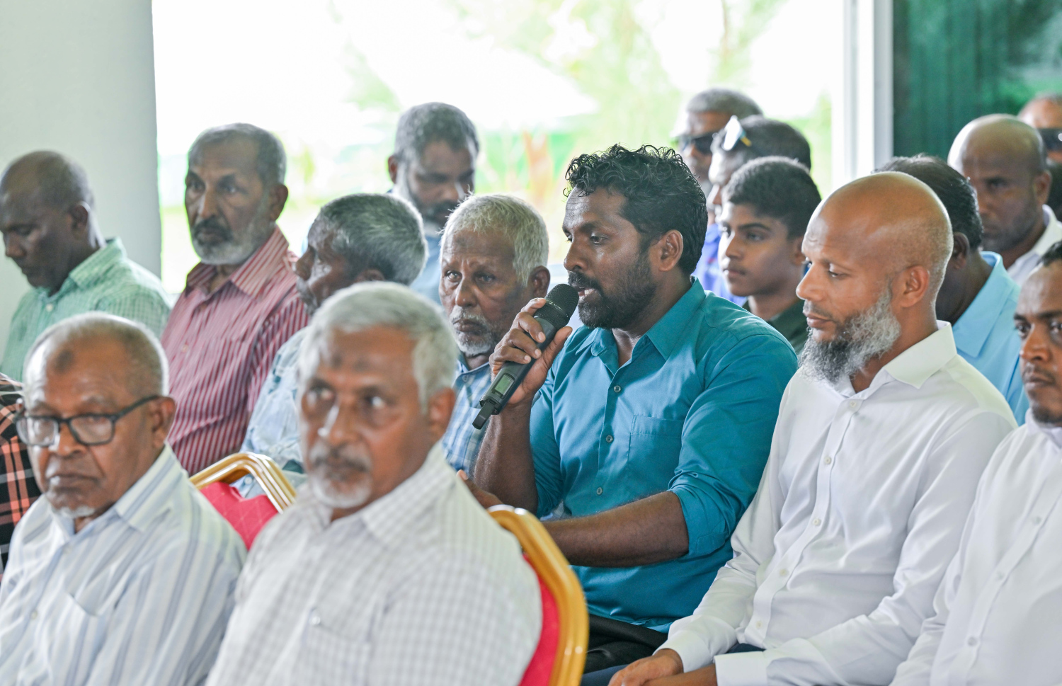 ރައީސް މުއިއްޒު، މ. މަޑުއްވަރީގެ ރައްޔިތުންނާ އެކު ބޭއްވި ބައްދަލުވުމުގައި އެ ރަށުގެ ރައްޔިތަކު ވާހަކަ ދައްކަނީ. -- ފޮޓޯ | ރައީސް އޮފީސް