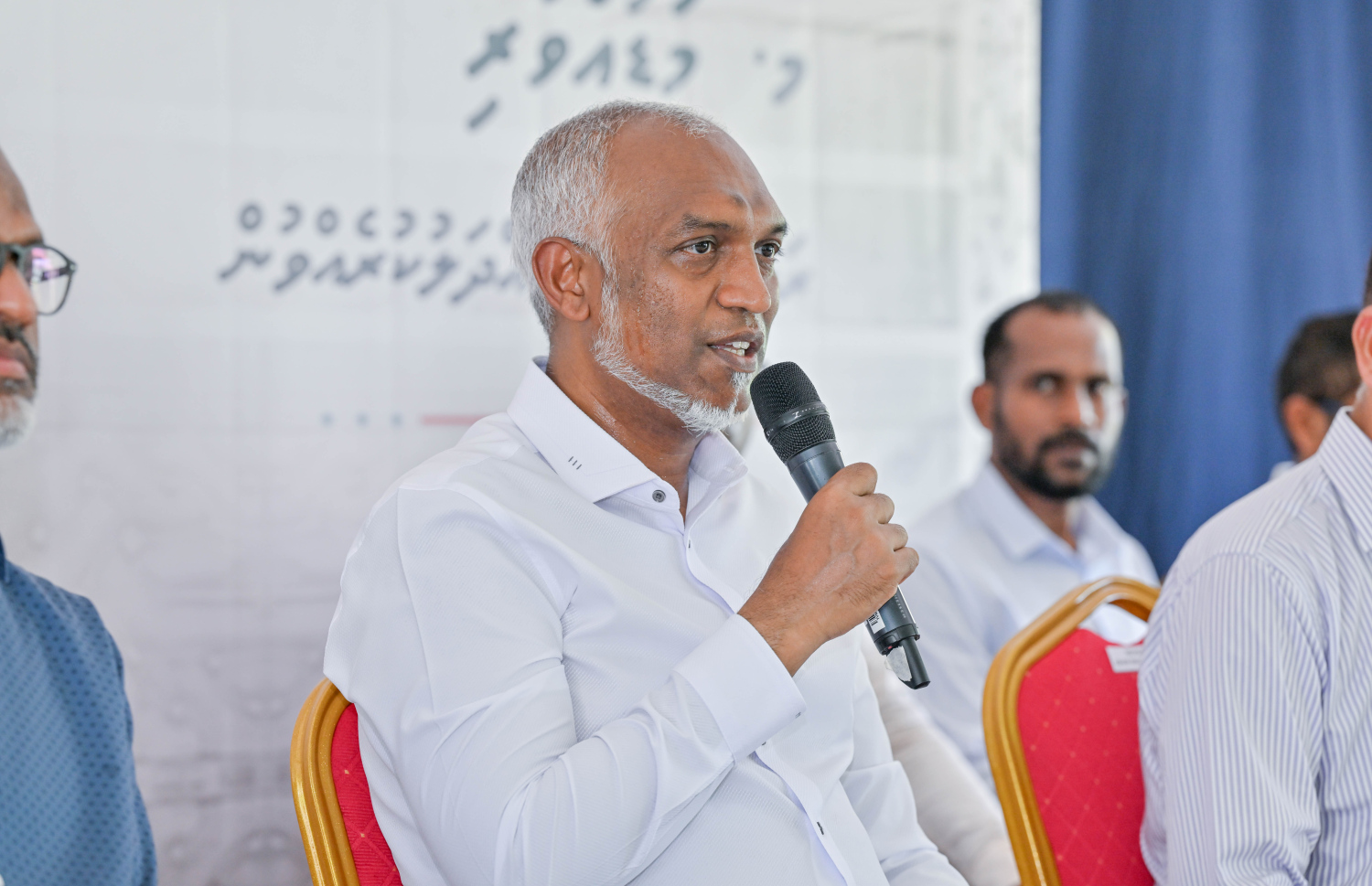 މ. މަޑުއްވަރީގެ ރައްޔިތުންނާ ބައްދަލުކުރައްވައި ރައީސް ވާހަކަ ދައްކަވަނީ. -- ފޮޓޯ | ރައީސް އޮފީސް