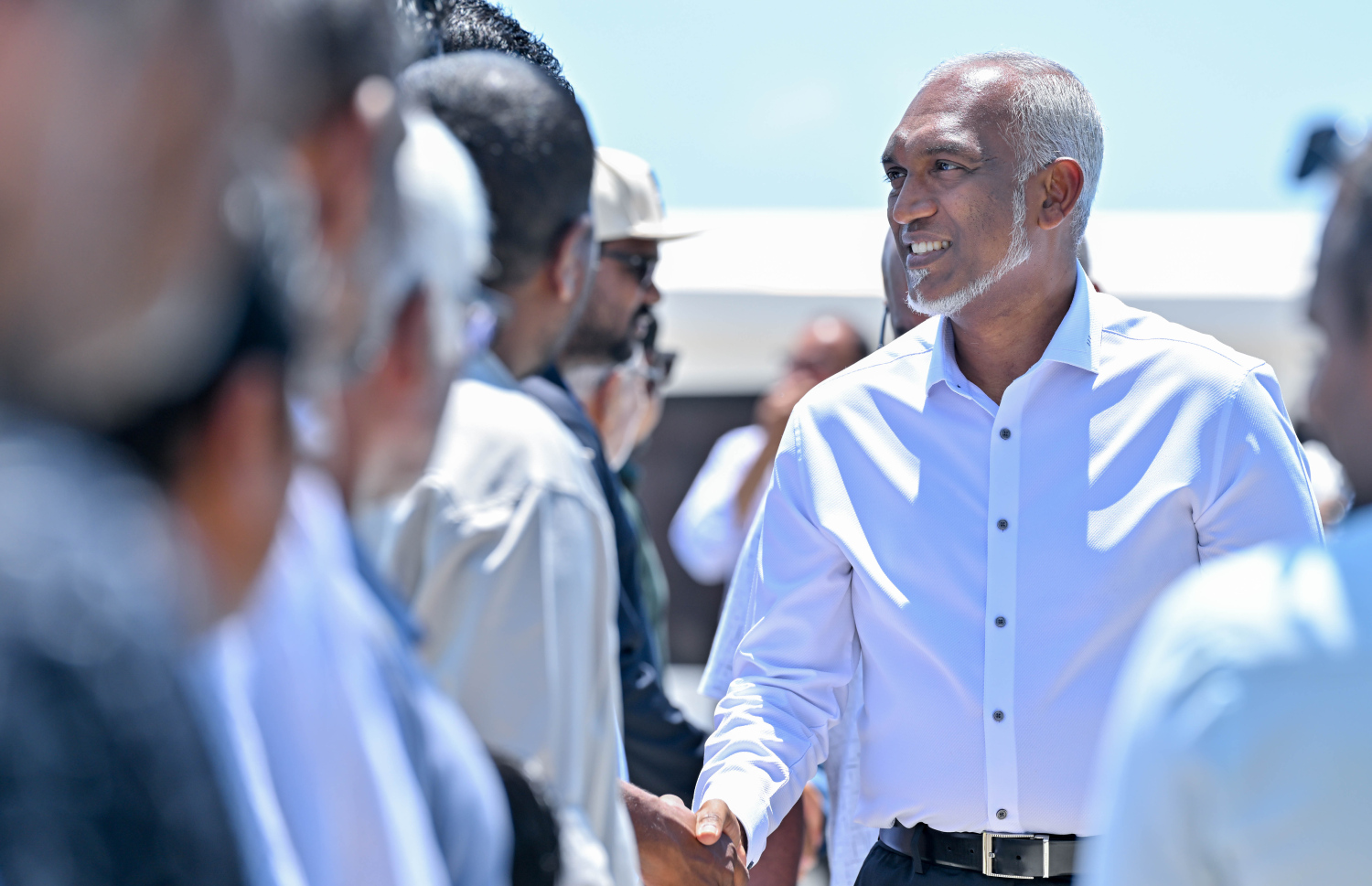 ރައީސް މުއިއްޒު ރަތްމަންދު އަށް މިއަދު ވަޑައިގަތުމުން އެ ރަށުން އެ މަނިކުފާނަށް މަރުހަބާ ދަންނަވަނީ.---ފޮޓޯ: ރައީސް އޮފީސް