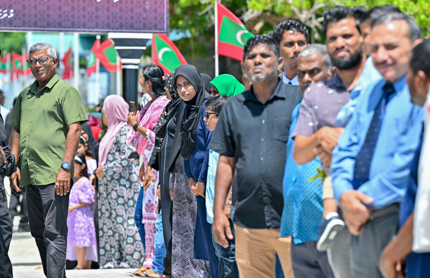 ރައީސް މުއިއްޒަށް މަރުހަބާ ދަންނަވަން ރަތްމަންދޫން ނުކުތް މީހުން ސަފު ހަދާލައިގެން.----ފޮޓޯ: ރައީސް އޮފީސް
