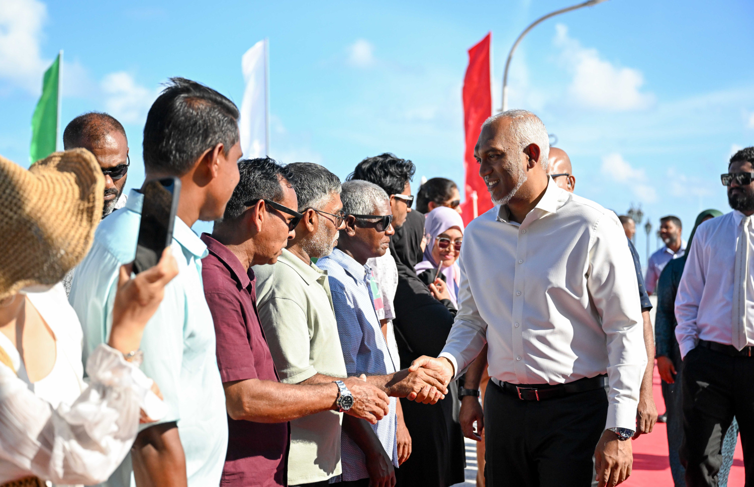 ރައީސް މުއިއްޒު ރަތްމަންދު އަށް މިއަދު ވަޑައިގަތުމުން އެ ރަށުން އެ މަނިކުފާނަށް މަރުހަބާ ދަންނަވަނީ.---ފޮޓޯ: ރައީސް އޮފީސް