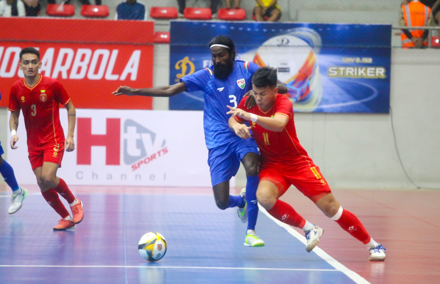 މިއަދު މިޔަންމާއާ ދެކޮޅަށް ކުޅުނު މެޗުގައި ރާއްޖޭގެ ޝިޔާ، މިޔަންމާ ކުޅުންޔތެރިއެއް ހުއްޓުވަން މަސައްކަތް ކުރަނީ.-- ފޮޓޯ: މިޔަންމާ ފުޓްސަލް