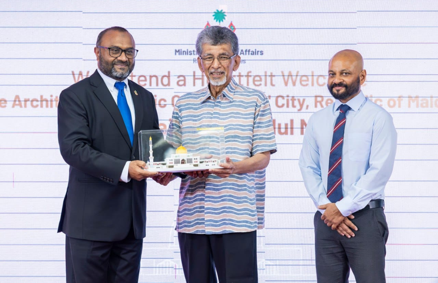 އިސްލާމީ މަރުކަޒުގެ އާކިޓެކްޓް ރާއްޖެ ވަޑައިގަތުމުން މަރުހަބާ ދަންނަވައި އެ މިސްކިތުގެ މޮޑެލްއެއް އަރުވަނީ.