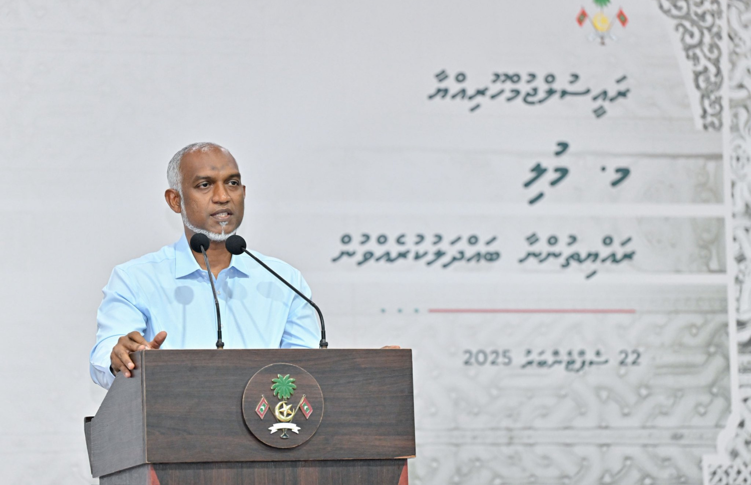 ރައީސް ޑރ. މުހައްމަދު މުއިއްޒު މ. މުލީ ރައްޔިތުންނާ ބައްދަލުކުރައްވާ ވާހަކަފުޅު ދައްކަވަނީ.