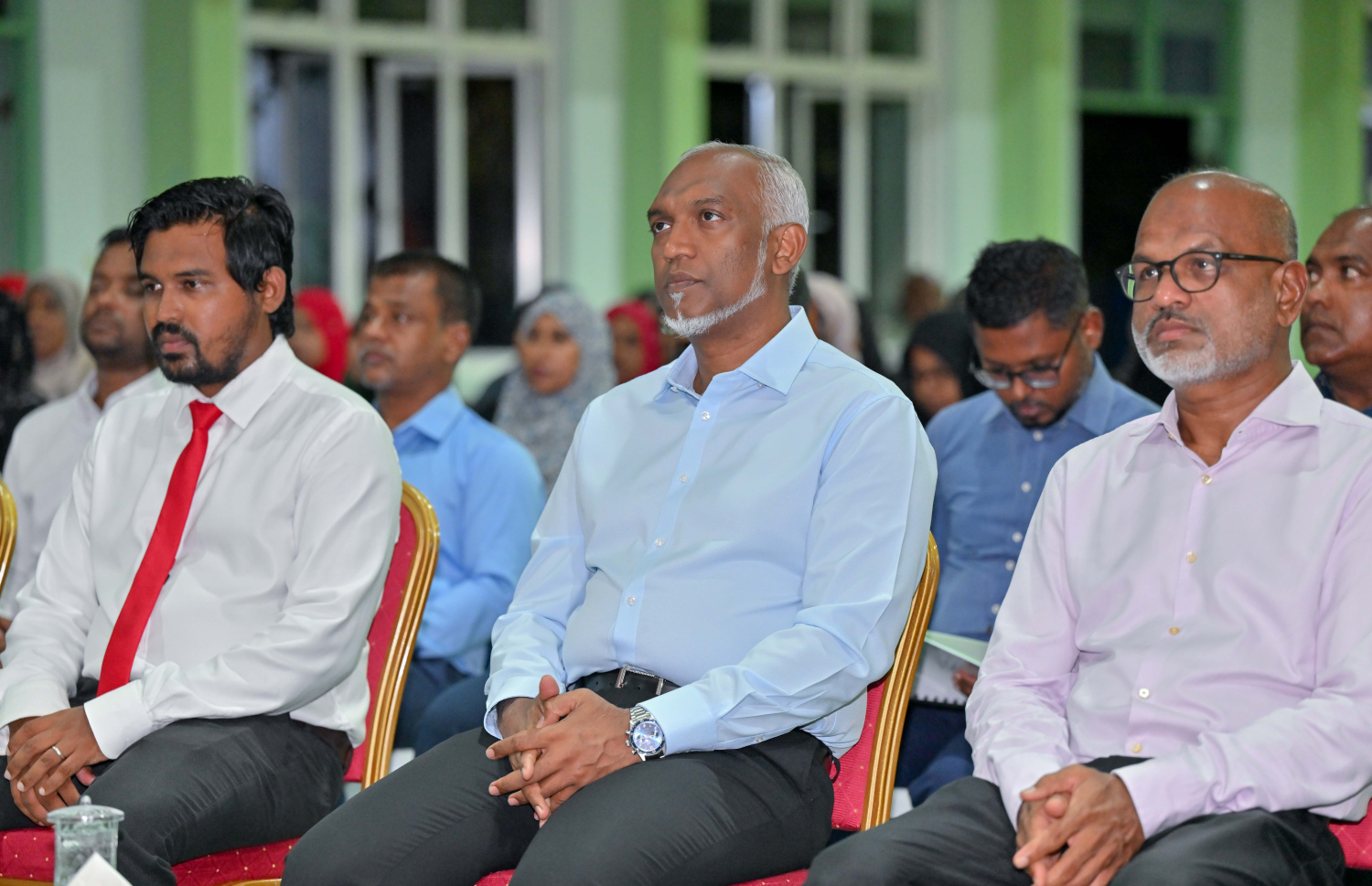 މުލީގެ ރައްޔިތުންނާ ބައްދަލުކުރައްވަން މިރޭ އެ ރަށުގައި ބޭއްވި ޖަލްސާގައި ރައީސް މުއިއްޒު ބައިވެރިވެވަޑައިގަންނަވަނީ.---ފޮޓޯ: ރައީސް އޮފީސް