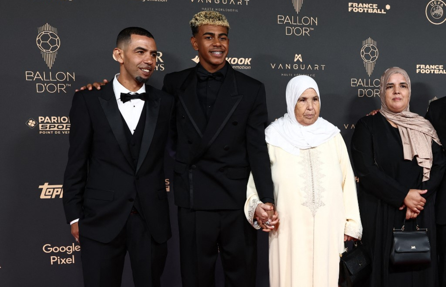 ޔަމާލް (ވ-2) އޭނާގެ ބައްޕަ (ވ) އާއި މާމަ (ކ-2) އާ އެކު ރެޑްކާޕެޓް އިވެންޓުގައި. -- ފޮޓޯ: އޭއެއެފްޕީ