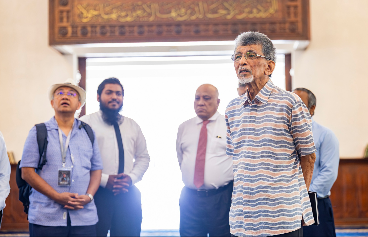 އިސްލާމީ މަރުކަޒު ޑިޒައިންކުރި އަކިޓެކްޓް ހާޖީދާރު އަބްދުލްމާޖިދު 40 އަހަރު ފަހުން ރާއްޖެއަށް ކުރެއްވި ދަތުރުގައި އިސްލާމީ މަރުކަޒު ބައްލަވައިލައްވަނީ. -- ފޮޓޯ: އިސްލާމިކް މިނިސްޓްރީ