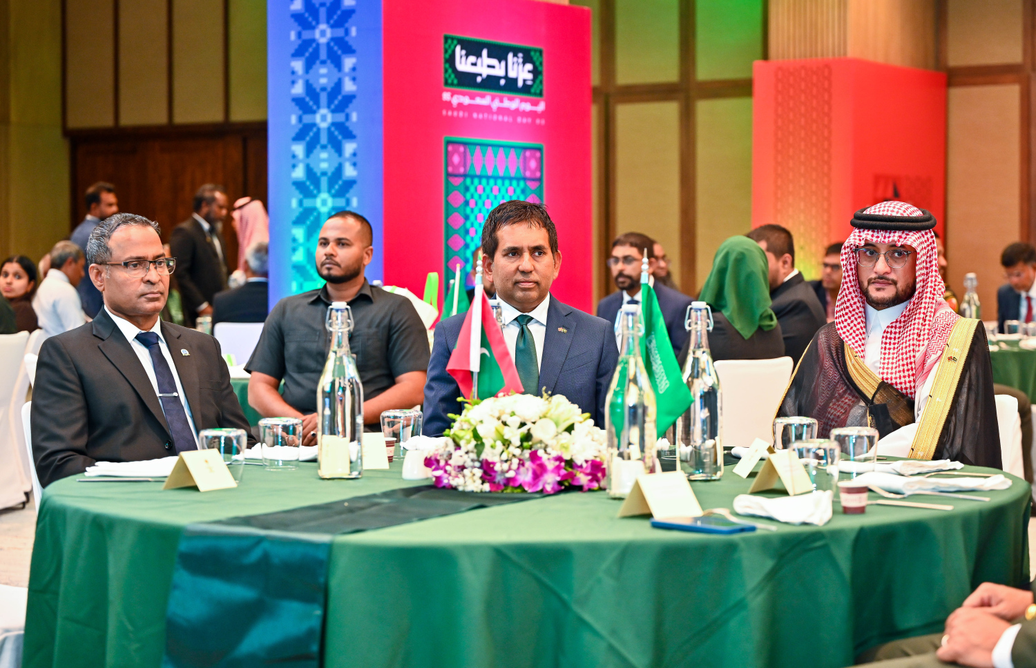 ސައުދީ އަރަބިއްޔާގެ 95 ވަނަ ގައުމީ ދުވަސް ފާހަގަކުރުމަށް ބޭއްވި ޖަލްސާގައި އިކޮނޮމިކް މިނިސްޓަރު މުހައްމަދު ސައީދާއި އުއްތަމަ ފަނޑިޔާރު އަބްދުލް ޣަނީ މުހައްމަދު ބައިވެރިވެވަޑައިގަންނަވަނީ.--- ފޮޓޯ: ފަޔާޒު މޫސާ | މިހާރު
