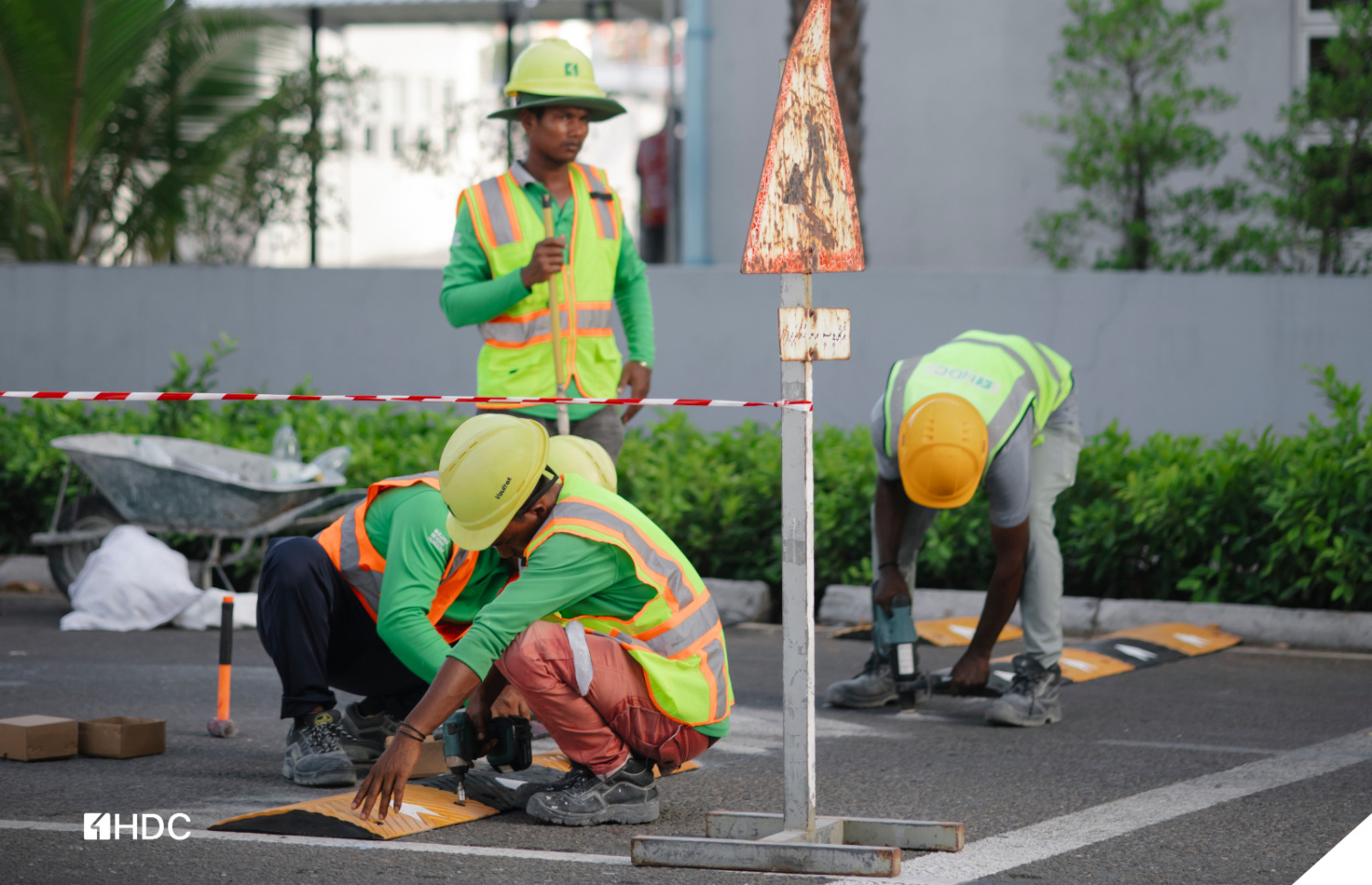 ހުޅުމާލޭގައި ސްޕީޑް ބަމްޕް އިތުރުކުރުމުގެ މަސައްކަތް ކުރިއަށް ދަނީ.-- ފޮޓޯ: އެޗްޑީސީ