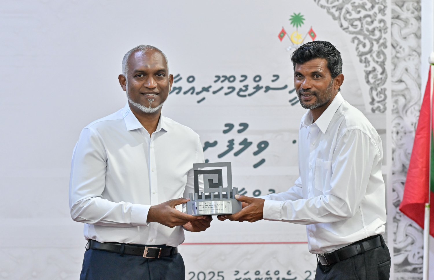 ވިލުފުށީގެ ރައްޔިތުންގެ ފަރާތުން ރައީސް މުއިއްޒަށް އެރުވި "ހަނދާނީ ރަމްޒު" އާ ރޭ ހަވާލުވެވަޑައިގަންނަވަނީ.---ފޮޓޯ: ރައީސް އޮފީސް