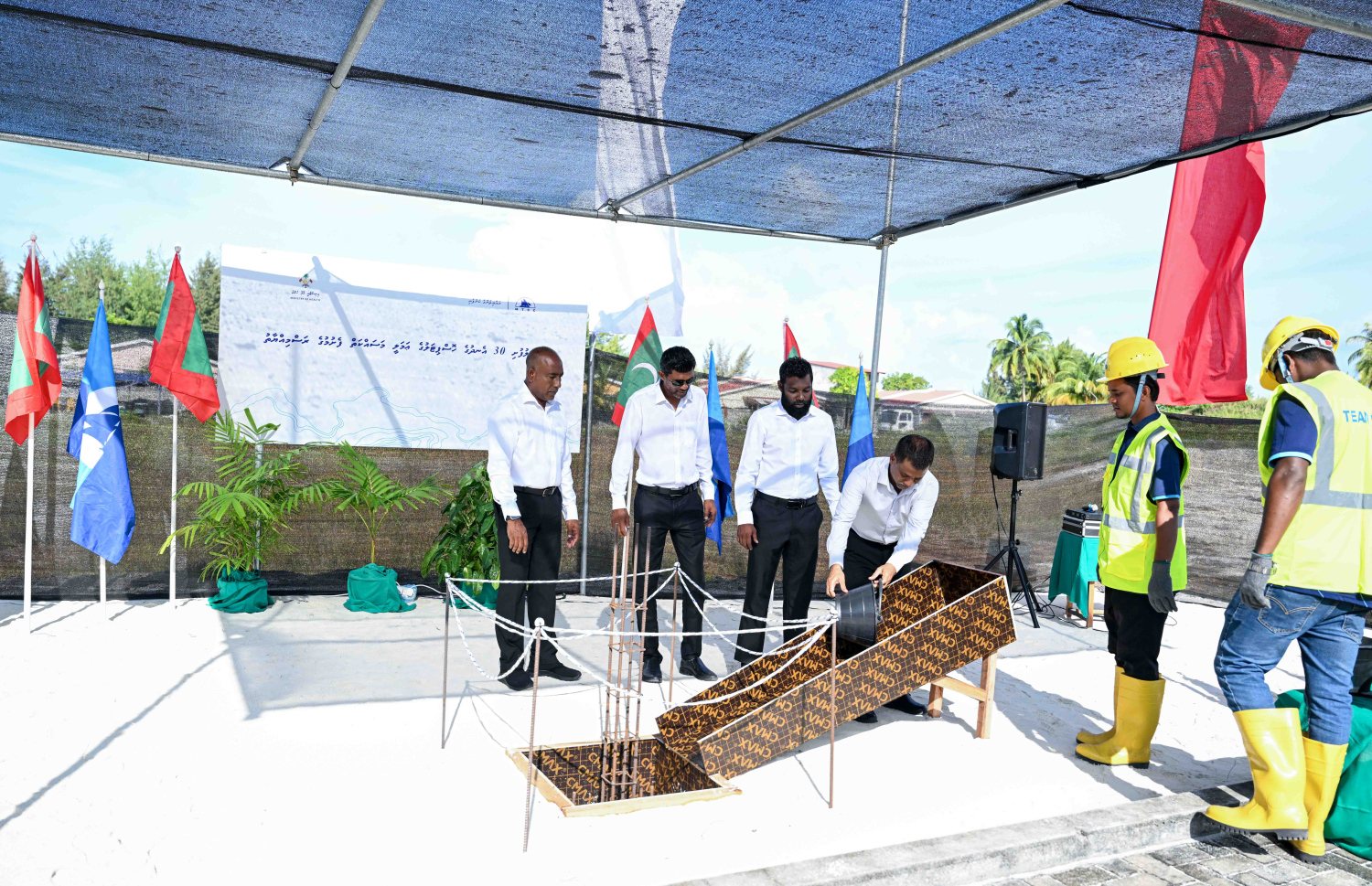 ވިލުފުށީގައި އިމާރާތްކުރާ 30 އެނދުގެ ހޮސްޕިޓަލްގެ ބިންގާ ހެލްތު މިނިސްޓަރު ނާޒިމް މިއަދު އަޅުއްވައި ދެއްވަނީ.---ފޮޓޯ: ރައީސް އޮފިސް