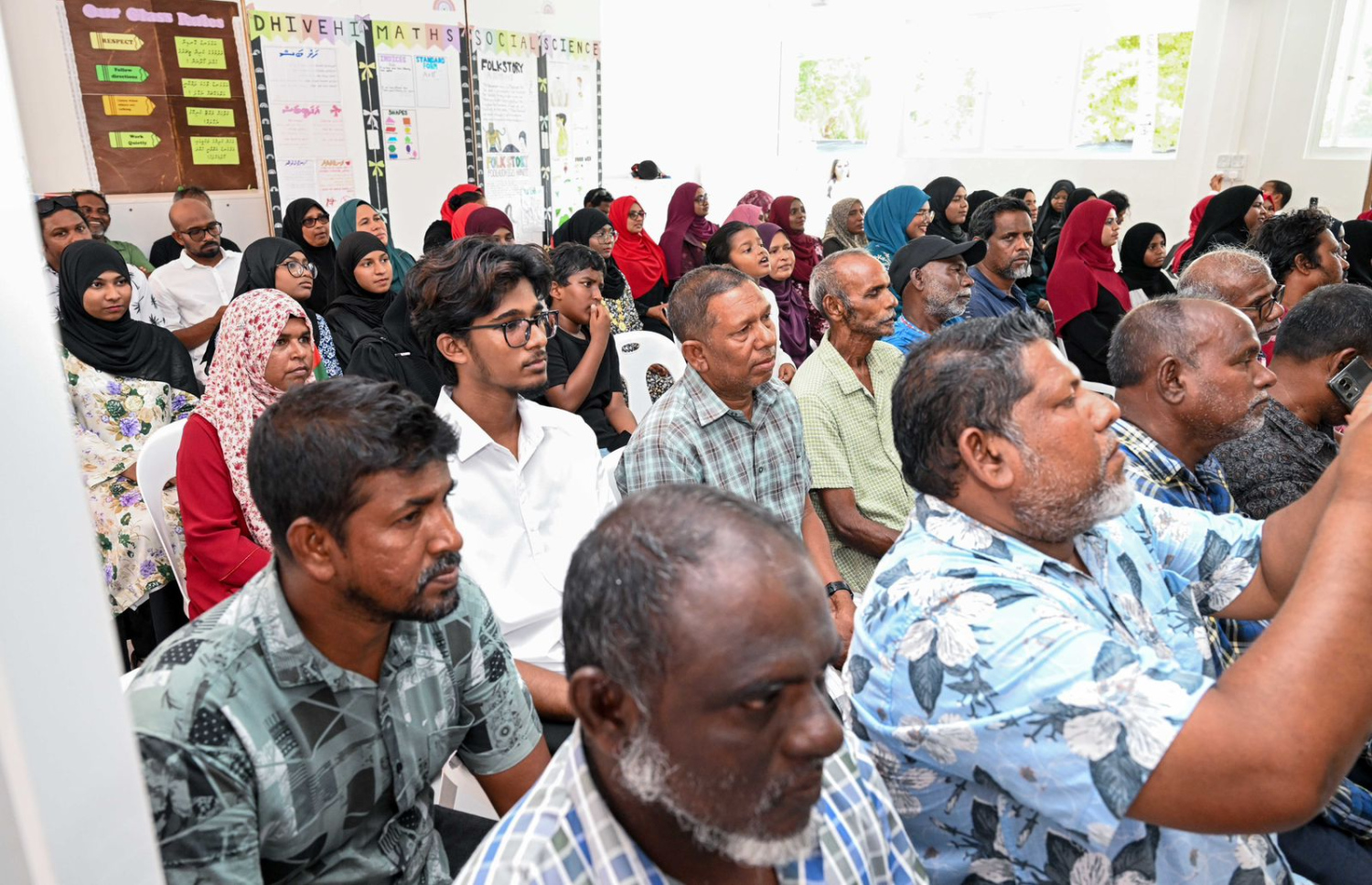 ރައީސް މުއިއްޒު ކަނޑޫދޫގެ ރައްޔިތުންނާ ބައްދަލުކުރައްވަން މިއަދު ބޭއްވި ޖަލްސާ އަށް ހާޒިރުވި ބައެއް މީހުން.---ފޮޓޯ: ރައީސް އޮފީސް