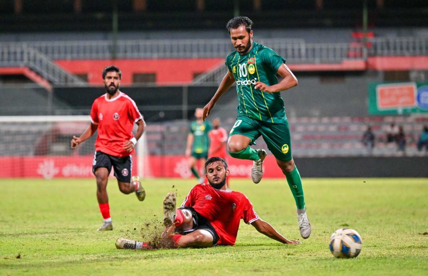 މާޒިޔާގެ ފުރަތަމަ ދެ ލަނޑު ޖަހަން އެސިސްޓް ކުރި ހަމްޒާ (ކ): އޭނާ ވަނީ ލީގުގެ ދެ މެޗުގައި ވެސް އެސިސްޓްކޮށް ދީފަ --- ފޮޓޯ: ފަޔާޒު މޫސާ | މިހާރު