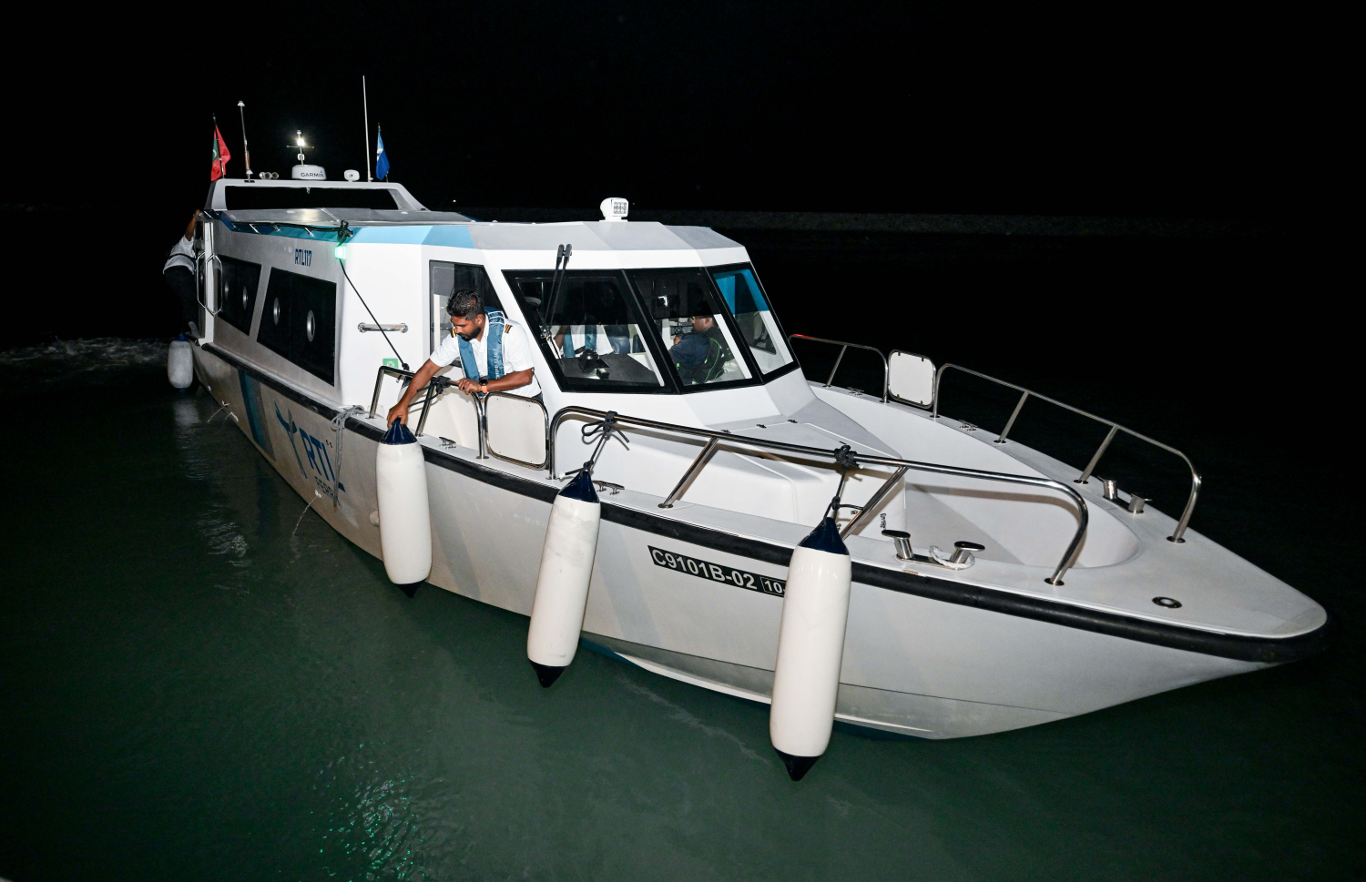 ތ. އަތޮޅުގެ އާރުޓީއެލް ފެރީގެ ހިދުމަތުގެ ފުރަތަމަ ލޯންޗު ވޭމަންޑޫގައި ރޭ ދަތުރަށް ތައްޔާރު ވަނީ.---ފޮޓޯ: ރައީސް އޮފީސް