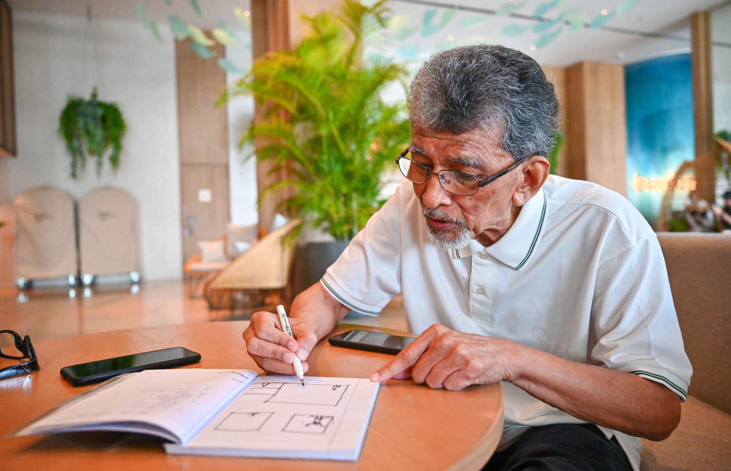 މިސްކިތް ފަރުމާ ކުރެއްވުމުގައި ވިސްނުން ގެންގުޅުއްވާ ގޮތް ތަފްސީލުކޮށްދެއްވަން ހާޖީދާރު ކުރައްސަވަނީ.---ފޮޓޯ: ފަޔާޒު މޫސާ| މިހާރު