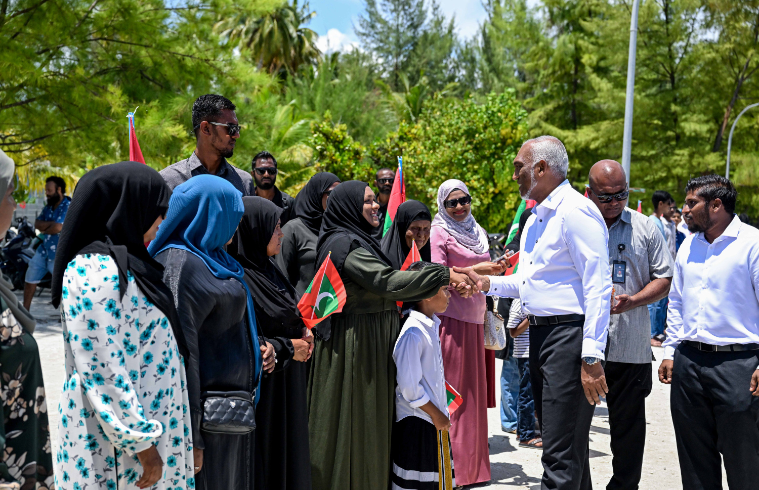 ރައީސް މުއިއްޒު މިއަދު ކިނބިދު އަށް ވަޑައިގެން ބައެއް މީހުންނާ ސަލާން ކުރައްވަނީ.---ފޮޓޯ: ރައީސް އޮފީސް