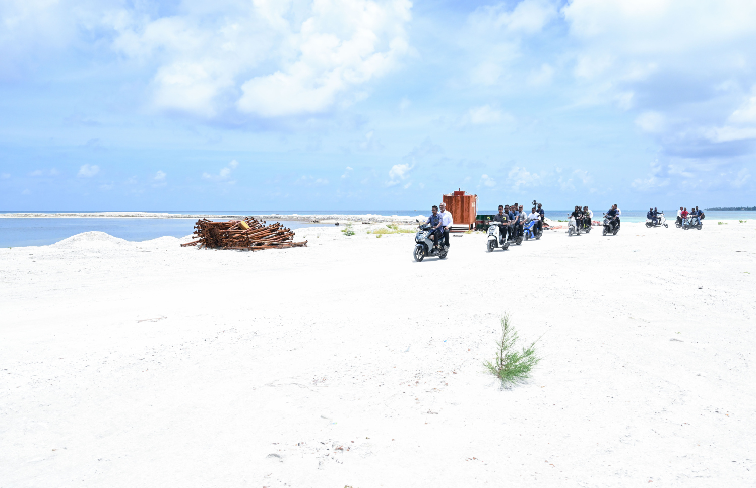 ކިނބިދޫން ހިއްކި ސަރަހައްދު ރައީސް މުއިއްޒު މިއަދު ބައްލަވާލައްވަނީ: ރައްޔިތުން އެދުނު ގޮތަށް އެ ރަށަށް 25 ހެކްޓަރު މިހާރު ވަނީ އިތުރުވެފައި.---ފޮޓޯ: ރައީސް އޮފީސް